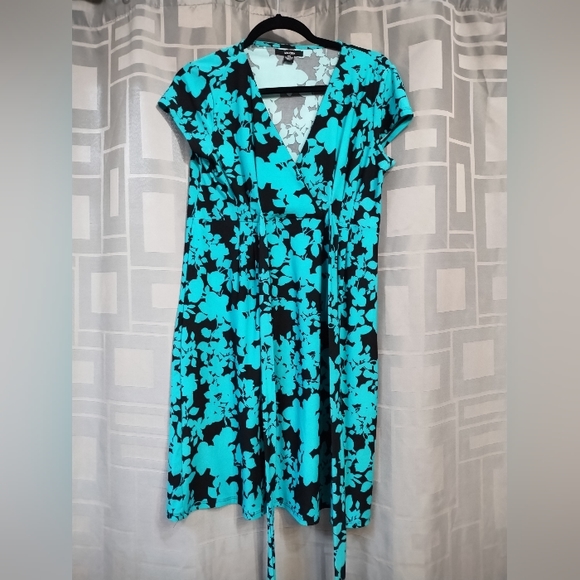 Dress Medium - Picture 3 of 5